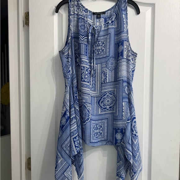 2/30$ Blue and White Patterned Sleeveless Top. Ptp 19” - Picture 1 of 6